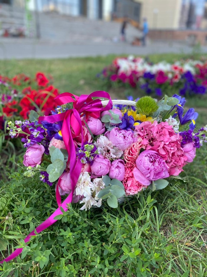 Корзина с пионами и гортензией — купить букет с доставкой в Астане | Rose777