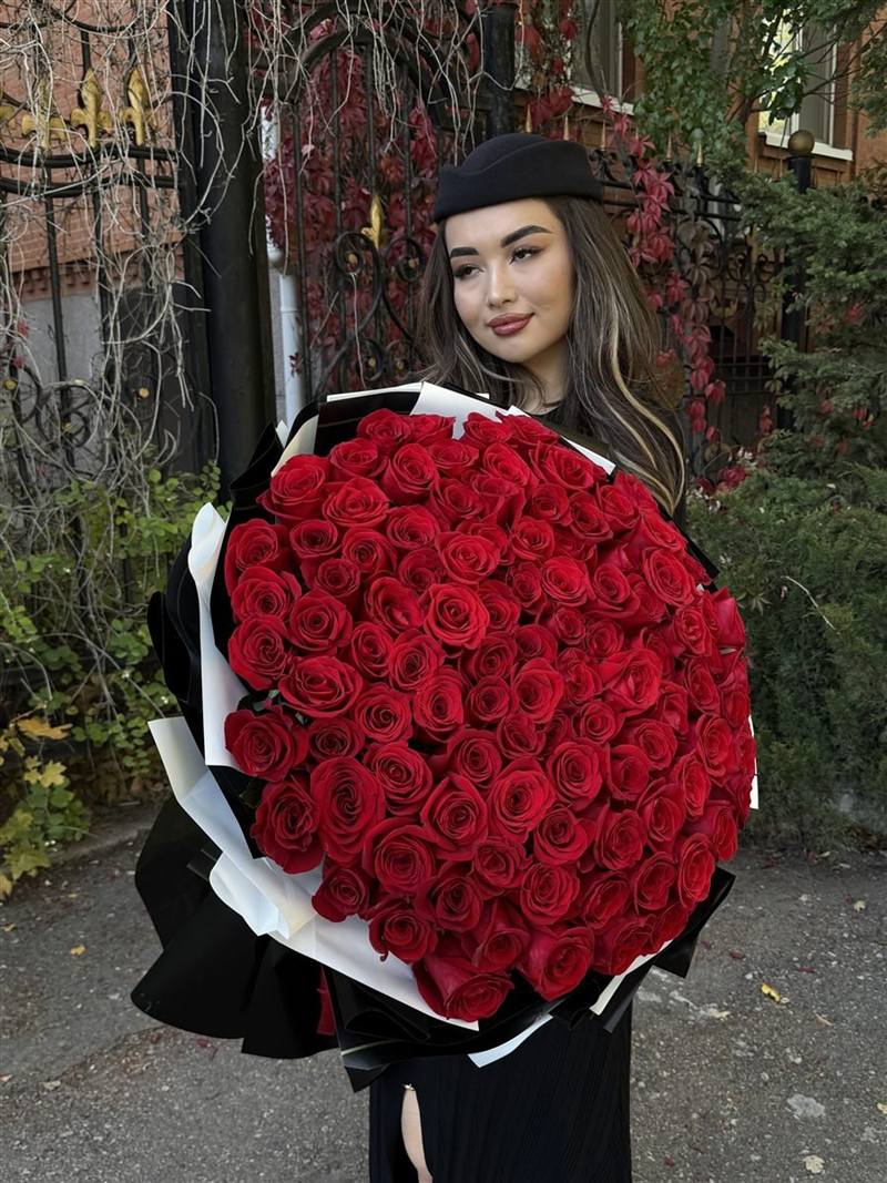 101 красная роза в чёрной упаковке — купить букет с доставкой в Астане | Rose777 — фото 1