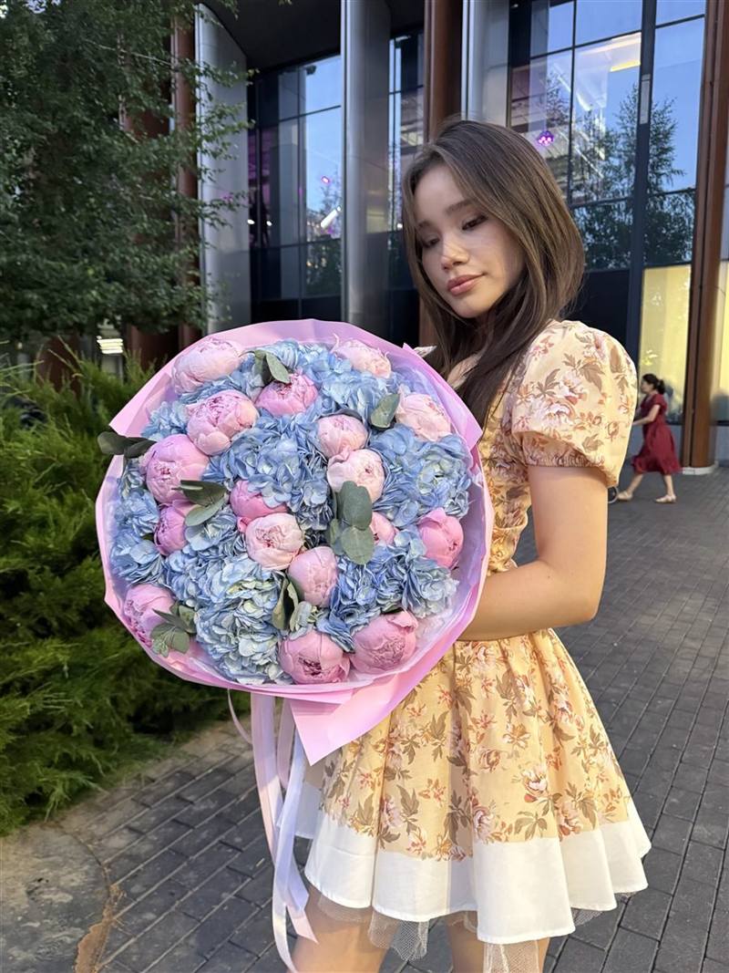 Гортензия с розовыми розами — купить букет с доставкой в Астане | Rose777
