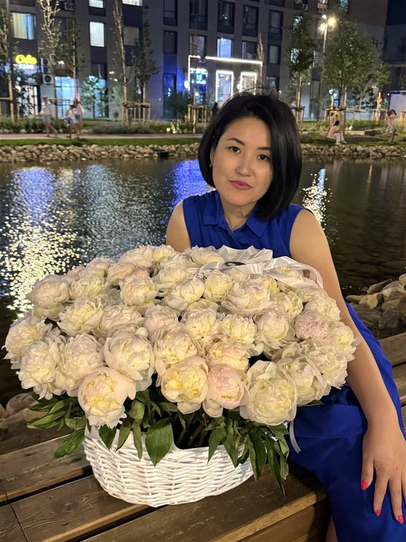 Корзина 101 кремовая роза — купить букет с доставкой в Астане | Rose777