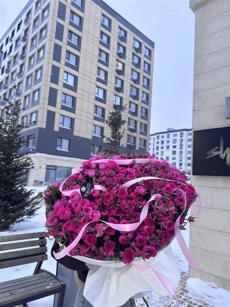 Кустовые розы фуксия в белой упаковке — купить букет с доставкой в Астане | Rose777 — фото 1