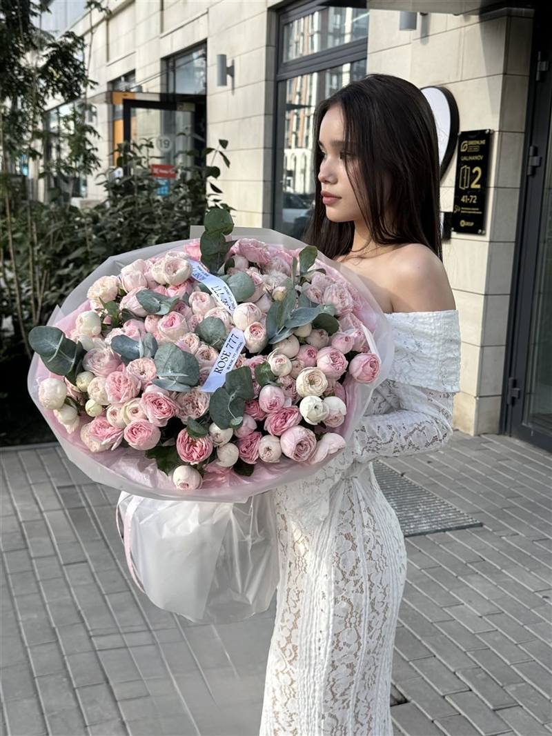 Пионовидные розы с эвкалиптом — купить букет с доставкой в Астане | Rose777 — фото 1